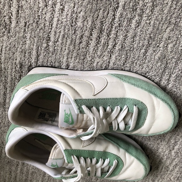 Light Green Vintage Nike Running Shoes - Picture 4 of 4
